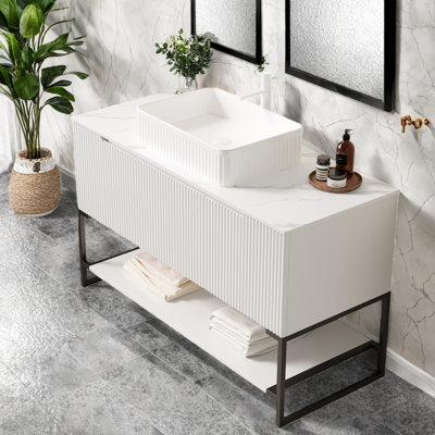 Meuble-lavabo moderne blanc avec plateau en pierre frittée et rangement pour la maison
