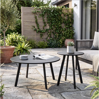Ensemble de 2 tables basses gigognes rondes, tables d'appoint et de bout modernes en métal, ensemble de tables d'appoint peu encombrantes pour le salon, la chambre à coucher, le balcon, le patio, l'intérieur et l'extérieur