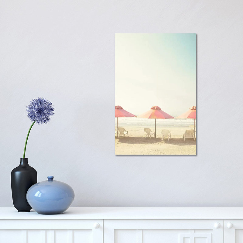 Pastel Umbrellas par Caroline Mint - reproduction de photo sur toile tendue, H 12 po x l 8 po x P 0,75 po