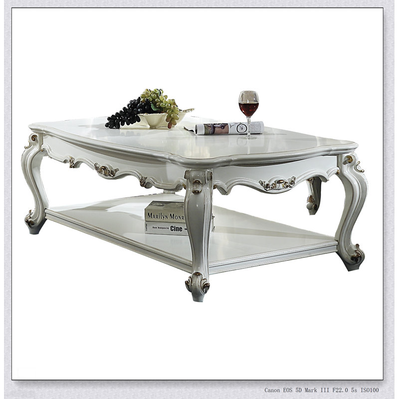 Table basse en perle antique avec tablette inférieure, pieds gracieux Queen Anne et finition rétro élégante pour les salons sophistiqués