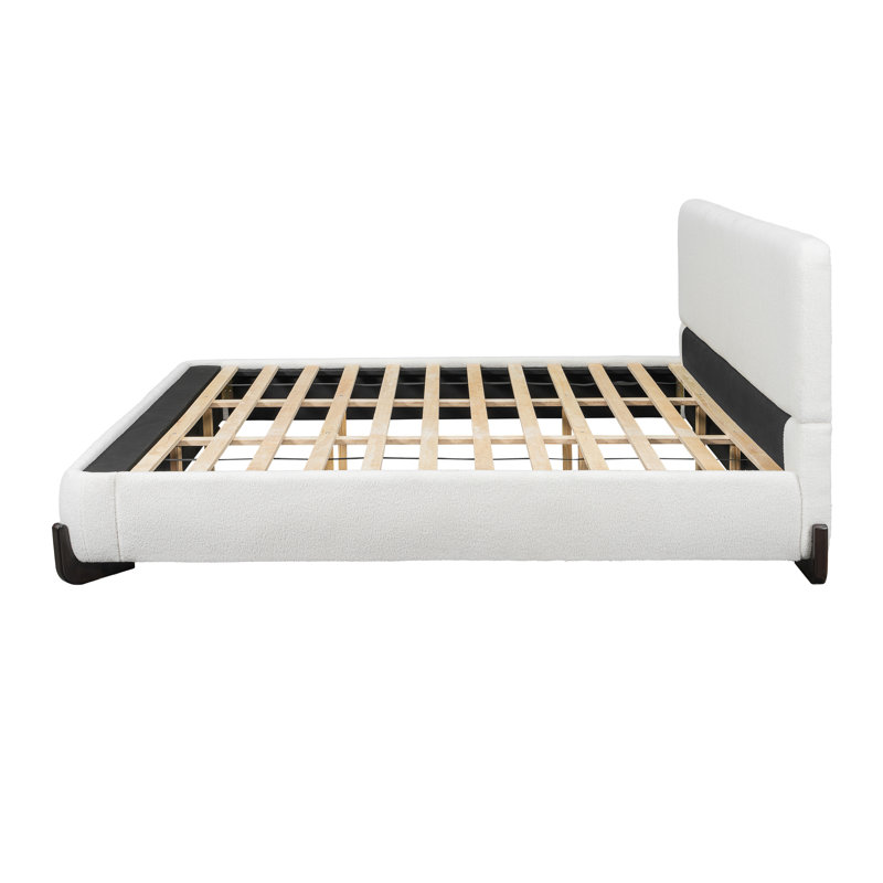 Élégant lit tapissier avec pieds en bois massif brun foncé, centre de chambre luxueux et confortable, très grand lit, blanc