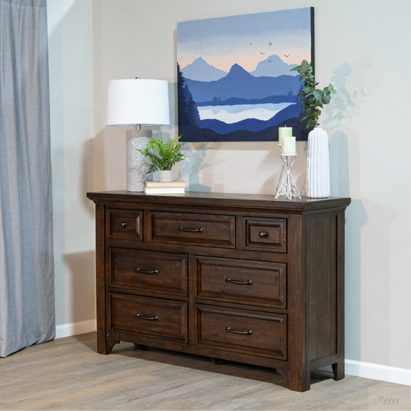 Commode brune à 7 tiroirs