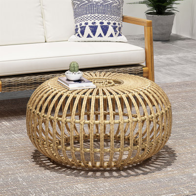 Table basse ronde en faux rotin fabriquée à la main pour une utilisation polyvalente à l'intérieur et à l'extérieur avec un design tissé à la main.