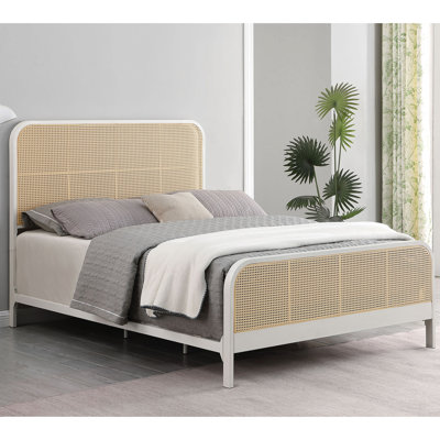 Grand lit en métal blanc avec tête de lit en canne tissée ouverte et coins arrondis, conception de chambre à coucher côtière, idéal pour la chambre à coucher, 52 pouces de hauteur, 60,45 de largeur, 84,5 de longueur