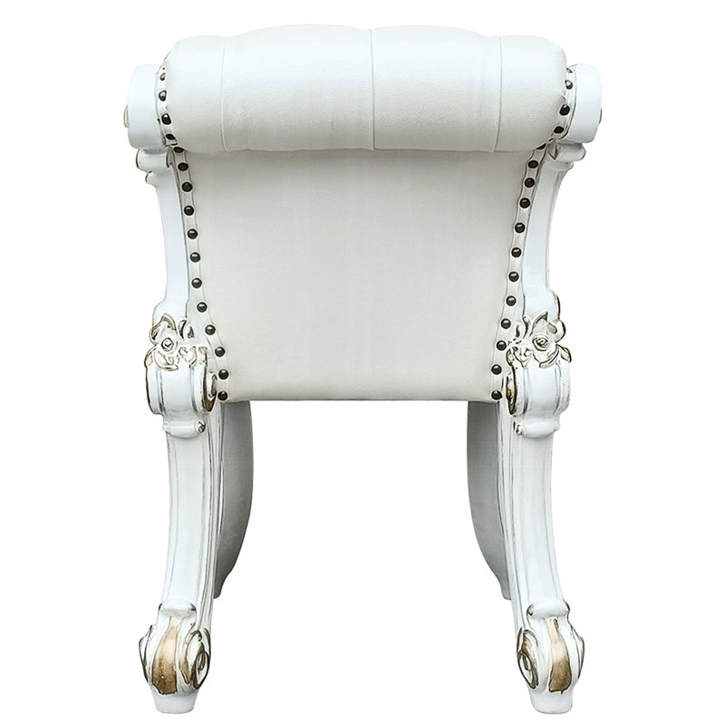 Tabouret de coiffeuse rectangulaire beige sans accoudoirs avec finition argentée antique, siège et dossier rembourrés, roulé à boutons, largeur de 25 pouces pour la chambre à coucher, revêtement uni à motif de volutes, garniture cloutée à base cloutée, hauteur 28 po
