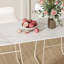 Une table de bar de style crème légère et luxueuse-410321384-410321387-410321389