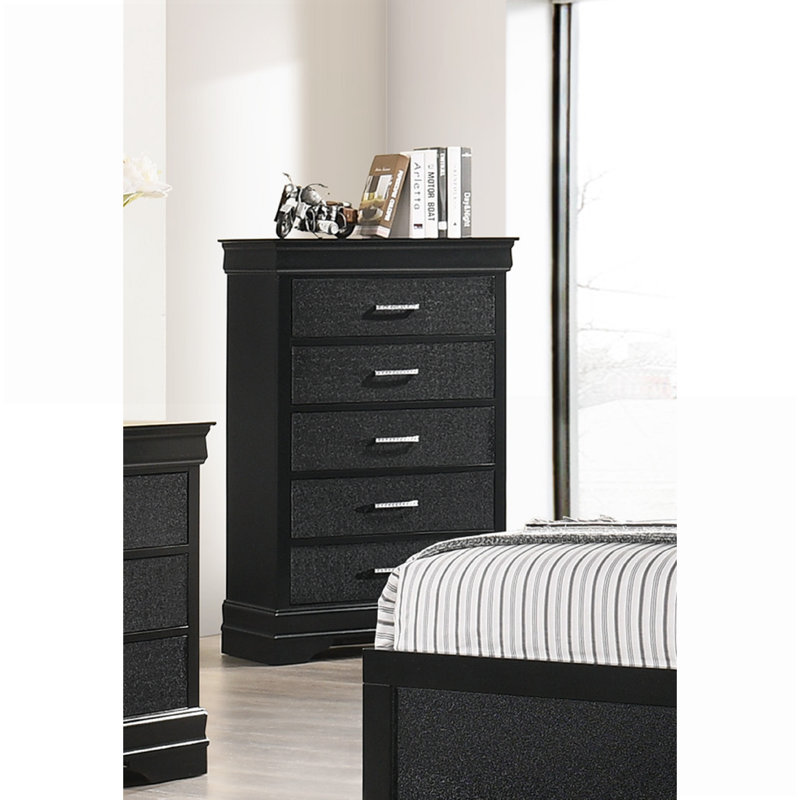 Commodes: Commode haute moderne à 5 tiroirs en bois massif de couleur crocodile noire avec poignées capitonnées en cristal | Noir | Bois