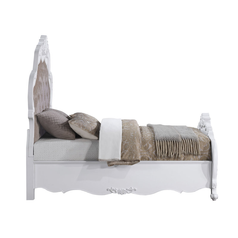 Grand lit en blanc avec une tête de lit tendance et une base à lattes, Grand lit