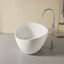 Baignoire autoportante de 63 po à surface solide, baignoire de trempage autoportante en résine d'ingénierie de luxe avec trop-plein et bonde escamotable pour salle de bain contemporaine, blanc mat-122019004