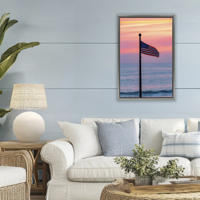 Cadre flottant du drapeau américain contre le coucher du soleil, design par Jeff Poe