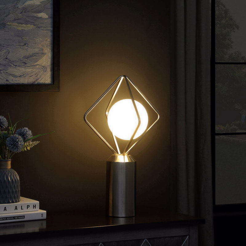 Lampe de table en métal argenté