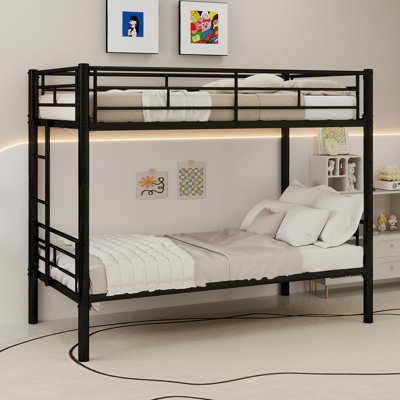 Lit simple au-dessus d'un lit double avec garde-corps et escaliers amovibles
