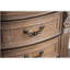 Commode 1 pièce de style transitionnel avec finition en chêne patiné, moulures dentelées et détails incurvés pour un rangement élégant dans la chambre à coucher