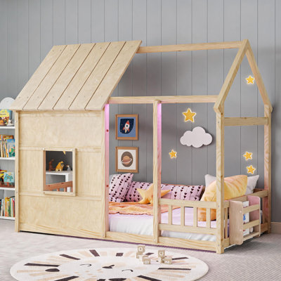 Lit simple au sol en forme de maison en bois naturel avec lumière à DEL 7 couleurs et bibliothèque intégrée