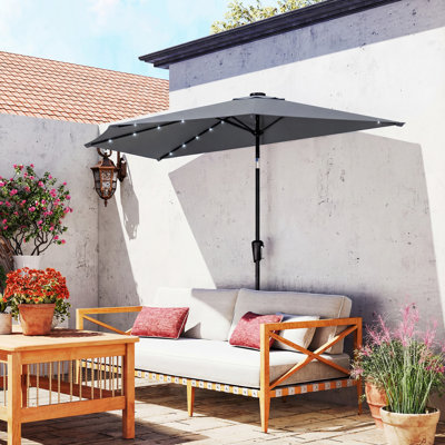 Demi-parasol d'extérieur 9 pi avec lumières solaires à DEL, gris foncé