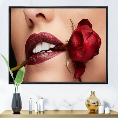 Femme avec rouge à lèvres tenant une rose dans la bouche - photographie sur toile