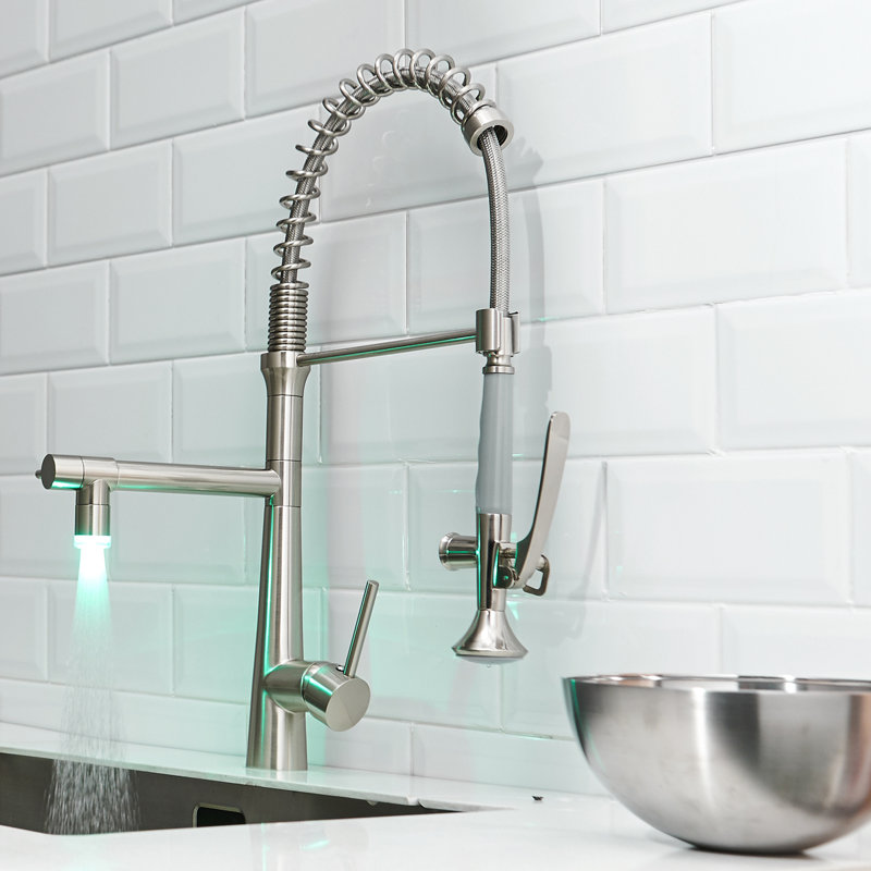 Robinet de cuisine en nickel brossé avec ressorts pré-rinçés à poignée simple en acier inoxydable de style commercial robuste