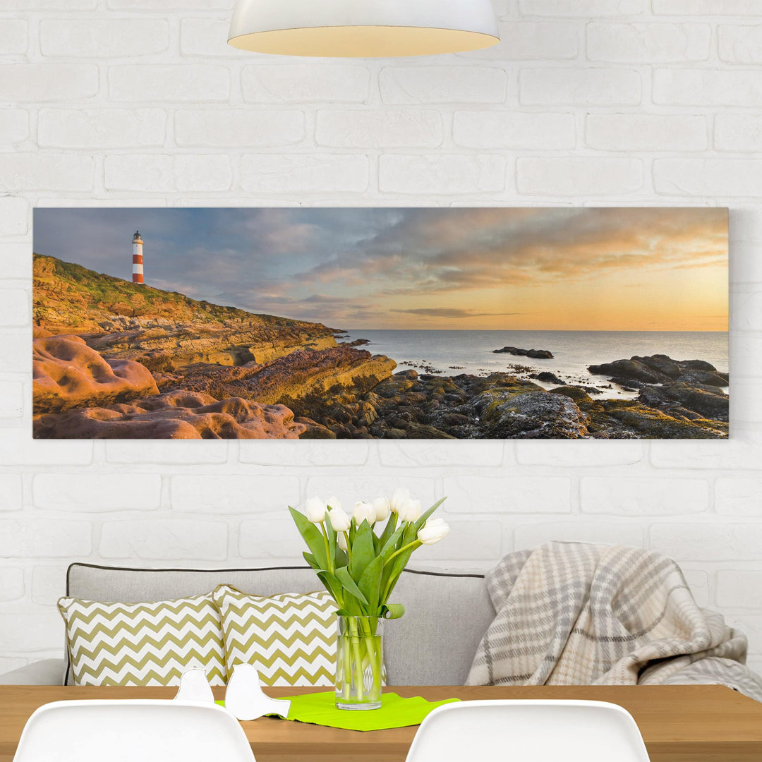 Leinwandbild Tarbat Ness Lighthouse und Sonnenuntergang am Meer