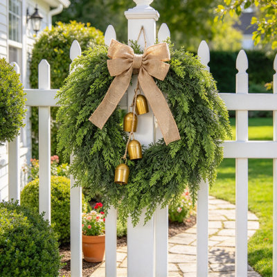 Couronne de Noël artificielle de 19,7 pouces avec arc en toile de jute et clochettes en bronze rétro, guirlande lumineuse à DEL à pile pour décoration murale de Noël de porte d'entrée (piles AA non incluses)