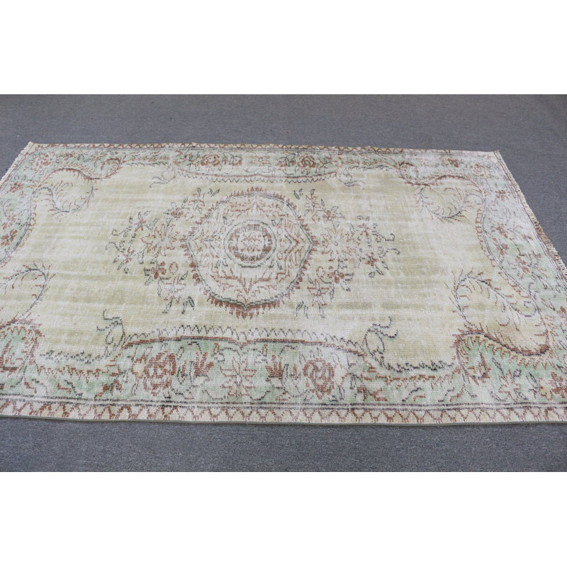 Découvrez l'élégance de ce tapis turc beige tissé à la main, idéal pour décorer votre salon