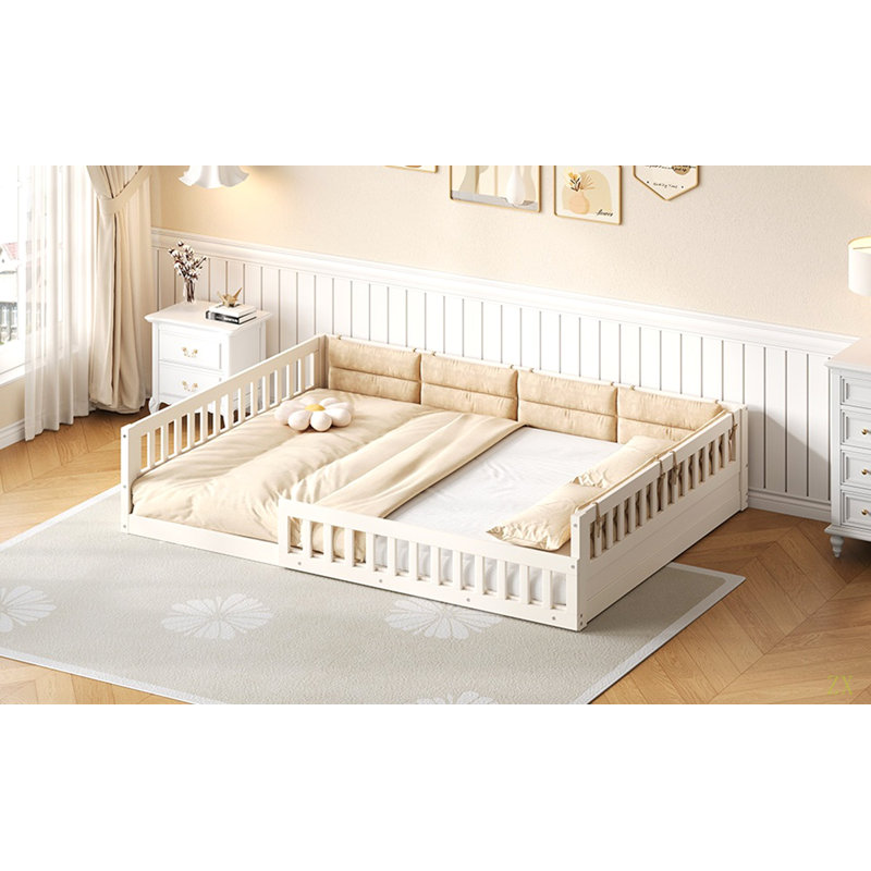 Lit plateforme en bois avec garde-corps et coussin