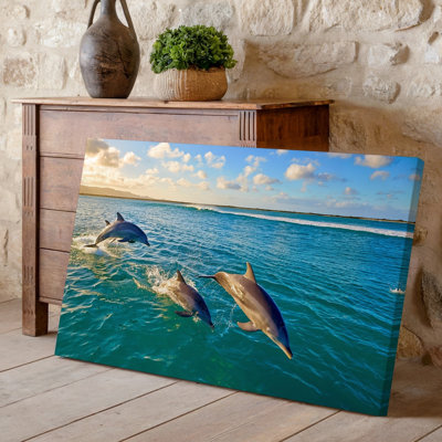 Reproduction d'art sur toile, "Une scène vibrante" capturant trois dauphins sautant gracieusement de l'océan