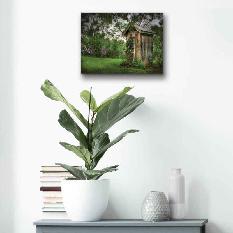 «Fragrant Outhouse» par Lori Deiter, art mural en verre acrylique, H 12 po x l 16 po x P 0,13 po