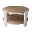 Table basse ronde en bois avec finition brun naturel, pieds sculptés blancs et tablette de rangement inférieure