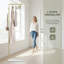 Portemanteau minimaliste en forme de L avec base en marbre et structure en métal-1165269219