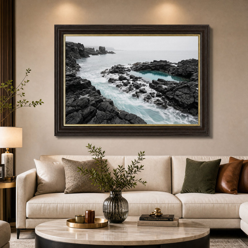 Tableau sur toile représentant une côte rocheuse sombre aux vagues turquoise écumeuses, 12"H x 18"W