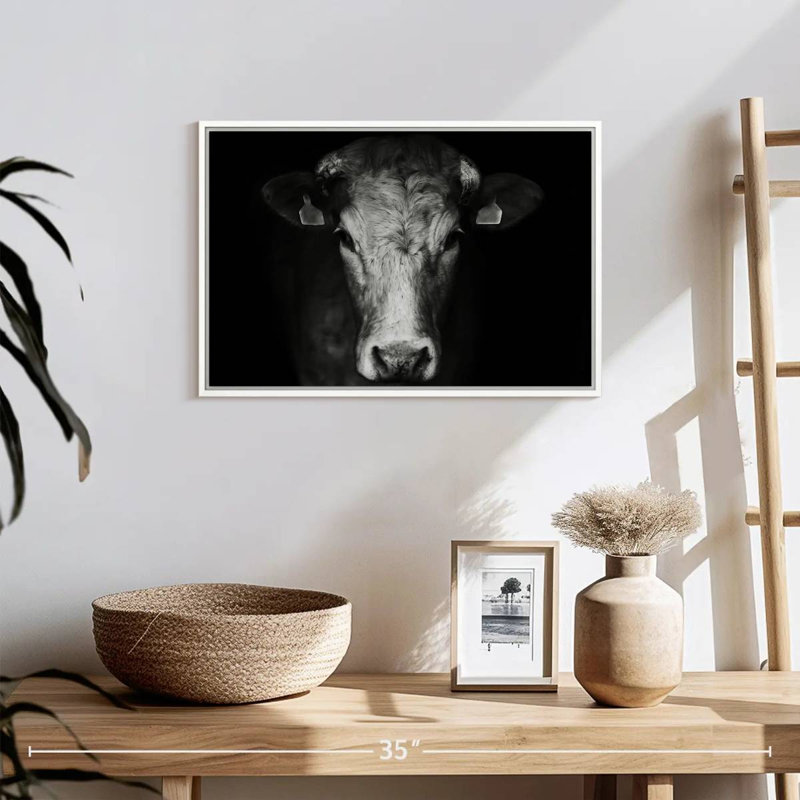 Réflexion sur une vache, Cadre flottant blanc, 19 po x 13 po