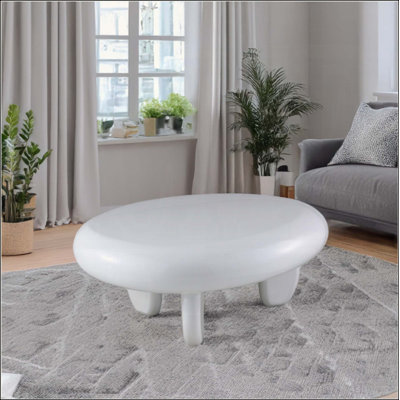 Élégante table basse ultrabrillante en MDF durable, parfaite pour la vie moderne et les espaces de divertissement.