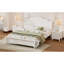 Grand lit plateforme blanc avec design rétro et base en lattes de bois