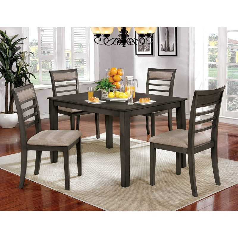 Table de salle à manger 48 po avec 4 chaises à dossier en lattes, gris et beige vieilli, fabrication en bois massif, style transitionnel contemporain pour pièce 5 pièces, bois rembourré beige, forme rectangulaire