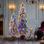 Ensemble de 3 sapins de Noël artificiels pré-illuminés, recouverts de neige floquée et de lumières DEL multicolores.