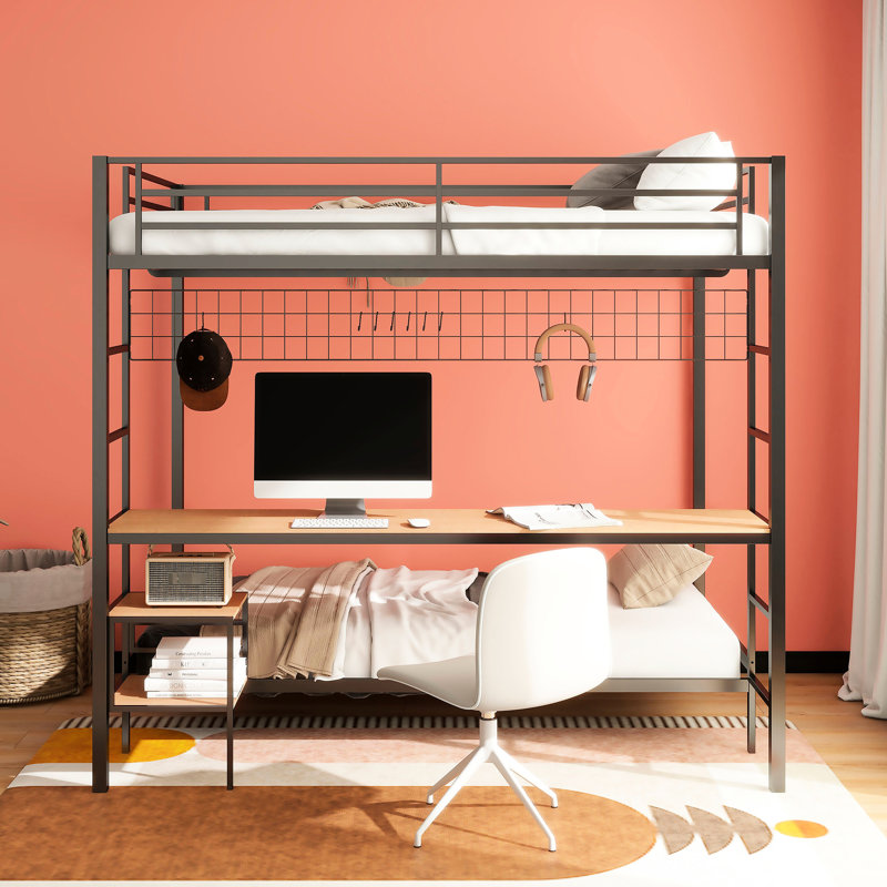 Lit superposé double au-dessus de simple avec métal noir mat, parement en grillage, garde-corps et bureau en placage d'aspect bois pour un décor de chambre à coucher avec bureau intégré, bois d'ingénierie, bureau