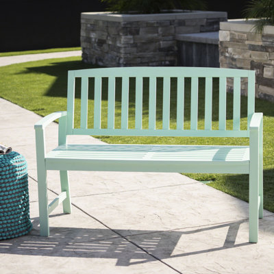 Banc en bois de menthe, créant une atmosphère accueillante à l'intérieur et à l'extérieur, rehaussant l'apparence des espaces intérieurs et extérieurs