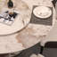 Table de salle à manger moderne en pierre frittée de 59,05 po avec plateau tournant rond de 31,5 po et piédestal en métal exquis avec 8 chaises.