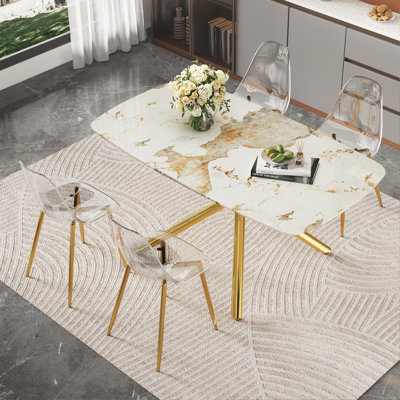 Ensemble de table de salle à manger 63 "x 35,4" en verre trempé à motif de marbre blanc avec chaises en plastique transparent et pieds en métal doré, expérience de maison confortable