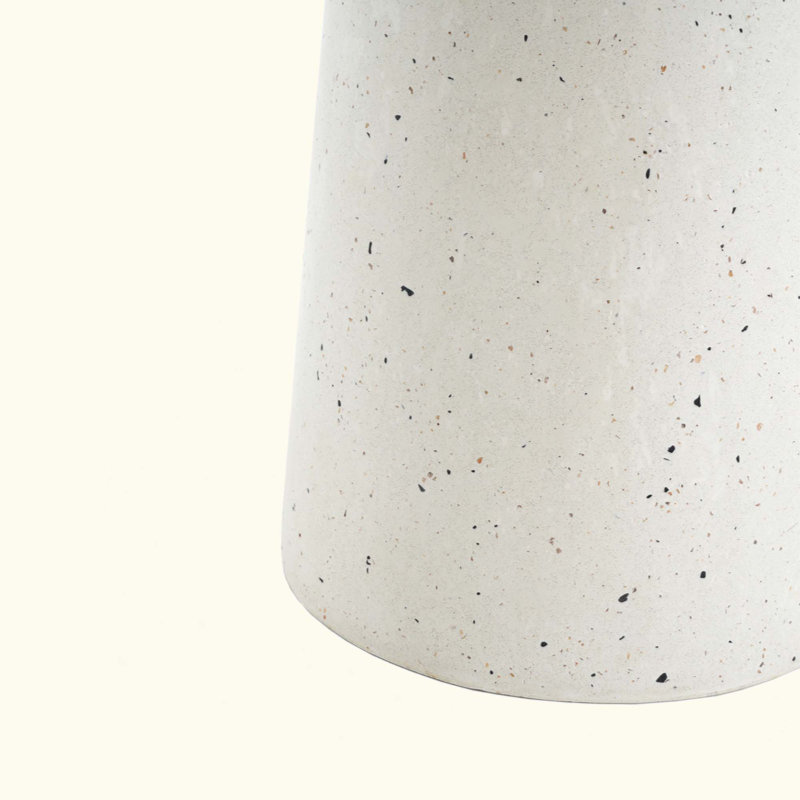 Table d'appoint durable MGO Terrazzo au design contemporain, parfaite pour une utilisation intérieure et extérieure, aucun assemblage requis