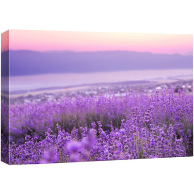 Fleur sur fond de fleurs de lavande sur fond de montagnes mauves