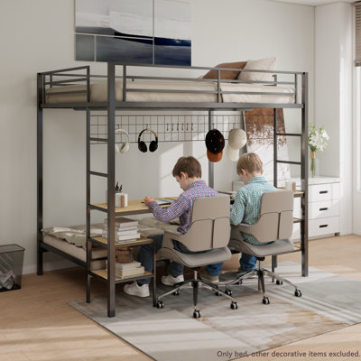 Lit superposé au-dessus d'un lit simple Etij Divij avec bureau, station de charge, tablettes de rangement et panneau grillagé en métal avec crochets pour adolescent, garde de sécurité et escalier, sans sommier, chêne noir et naturel