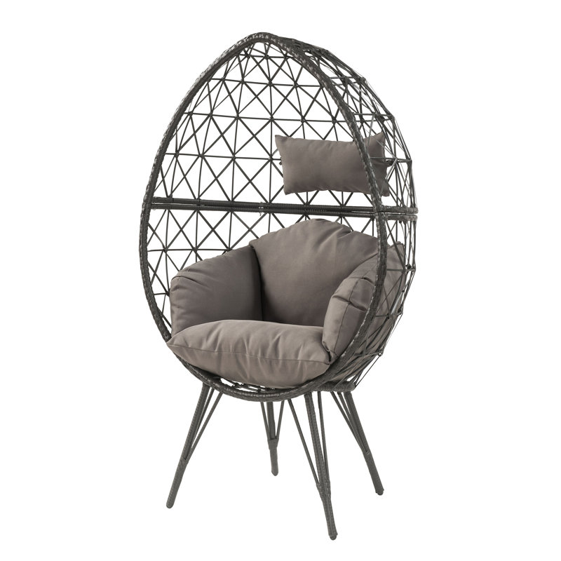 Chaise de patio gris clair et noire avec coussin rembourré