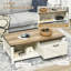 Table basse blanche rustique avec beaucoup de rangement, rehaussant l'esthétique du salon en blanc, tablette ouverte et tiroir