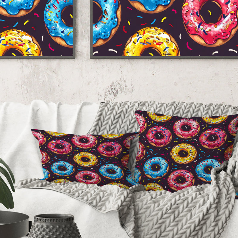 Coussin décoratif à motif de beignets roses et bleus, H 16 po x l 16 po, Carrée