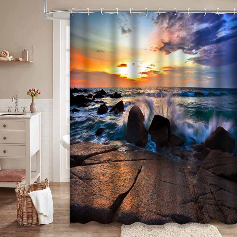 Magnifique coucher de soleil sur la mer en Thailande, paysage océanique noir, plage blanche asiatique avec 12 crochets