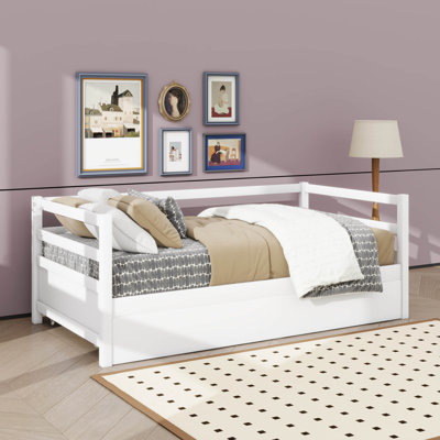 Un ensemble de lit de jour avec un cadre de lit gigogne sous le lit, taille simple