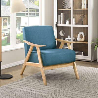 Élégante chaise bleue avec structure en bois massif et dossier rembourré pour une touche de détente moderne dans un cadre de revêtement