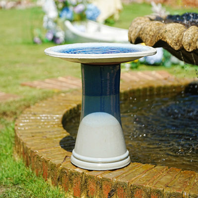 Bain d'oiseaux en céramique émaillée fait à la main, plateau en relief ondulé concentrique de 17 po et base à piédestal de 18 po, mangeoire pour oiseaux extérieure à glacis dégradé ombre blanche à vert sauge pour la cour, la pelouse, le patio et la cour arrière