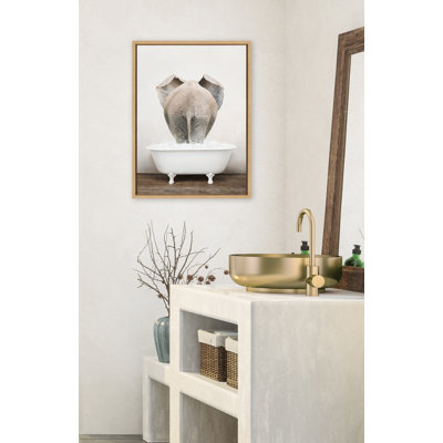 «Elephant Back in Rustic Bath» par Amy Peterson, reproduction d'art sur toile encadrée